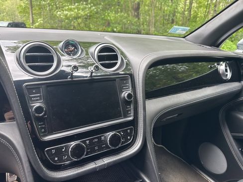 Used 2018 Bentley Bentayga Activity image 25
