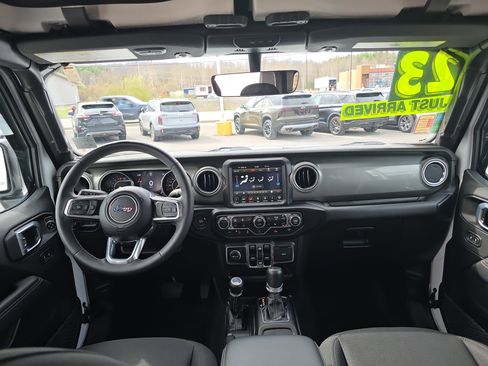 Used 2023 Jeep Gladiator Overland w/ Cold Weather Group image 16