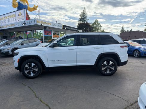 Used 2023 Jeep Grand Cherokee 4WD 4xe image 3