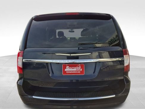 Used 2013 Chrysler Town & Country Touring image 5
