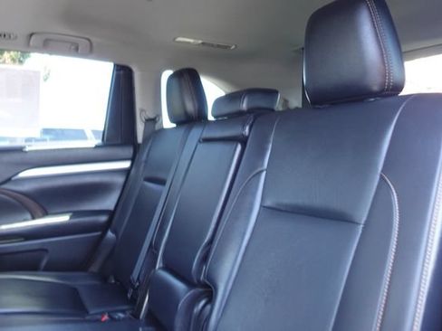 Used 2019 Toyota Highlander XLE AWD/4WD image 28