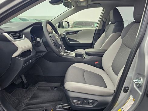Used 2025 Toyota RAV4 XLE image 19