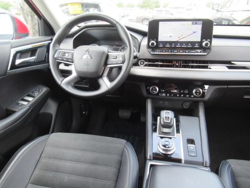 Used 2023 Mitsubishi Outlander SE AWD/4WD image 13