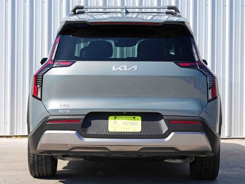 Used 2024 Kia EV9 Wind image 10