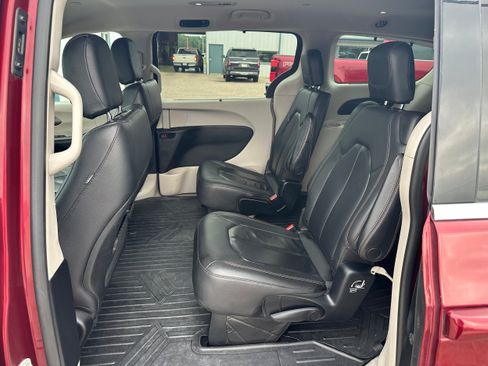 Used 2020 Chrysler Pacifica Touring-L FWD image 13