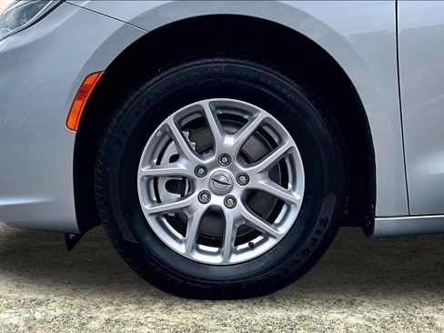 Used 2024 Chrysler Pacifica Touring-L FWD image 35