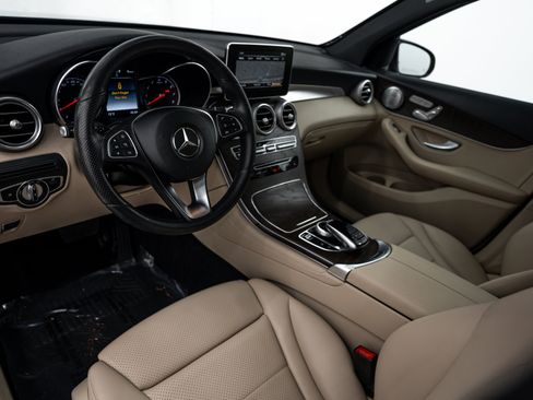 Used 2018 Mercedes-Benz GLC 300 4MATIC image 4