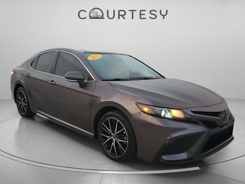Used 2023 Toyota Camry SE image 5