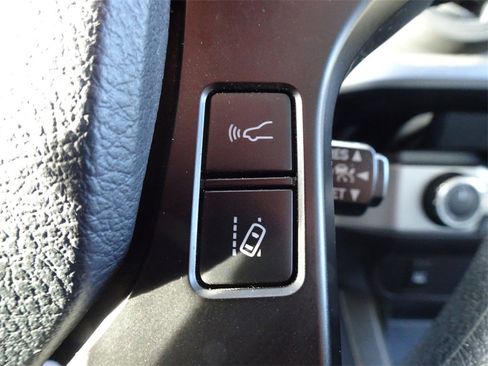 Used 2018 Toyota Tacoma SR image 24