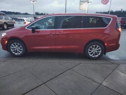 Used 2025 Chrysler Pacifica Select image 8