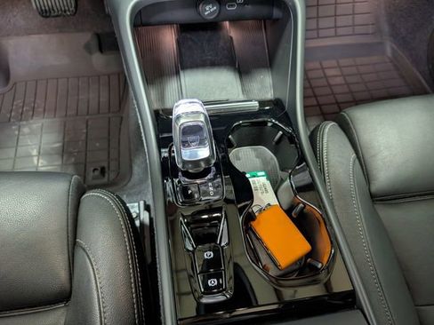 Used 2024 Volvo XC40 B5 Ultimate w/ Protection Package Premier image 25