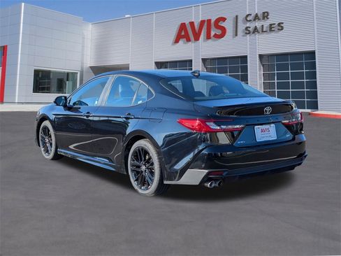 Used 2025 Toyota Camry SE image 3