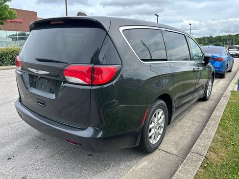 Used 2023 Chrysler Voyager LX FWD image 3