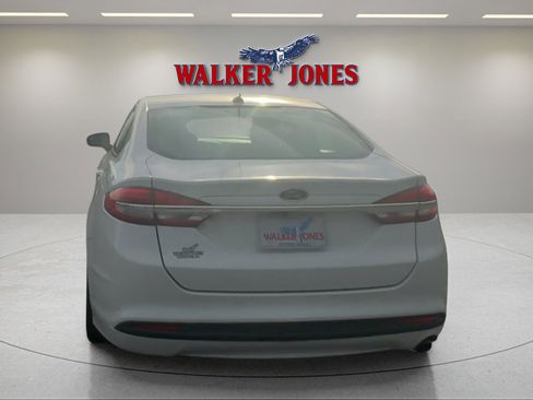 Used 2017 Ford Fusion SE w/ Fusion SE Technology Package image 4