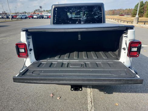 Used 2024 Jeep Gladiator Rubicon w/ Technology Group image 9