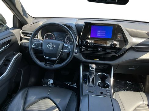 Used 2023 Toyota Highlander XSE FWD image 14