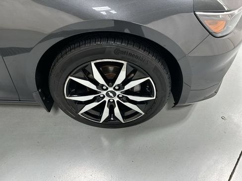 Used 2017 Chevrolet Malibu LT FWD image 19