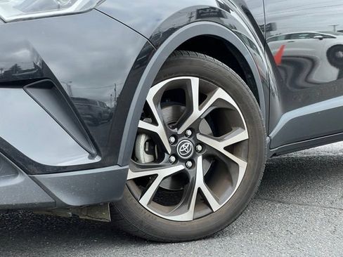 Used 2019 Toyota C-HR XLE FWD image 2