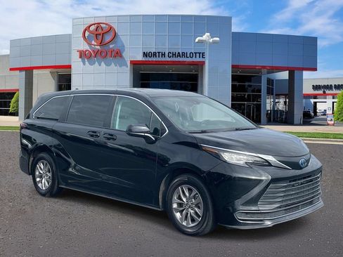 Used 2022 Toyota Sienna LE FWD image 1