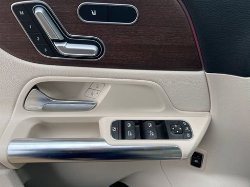 Used 2021 Mercedes-Benz GLA 250 4MATIC w/ Premium Package image 12