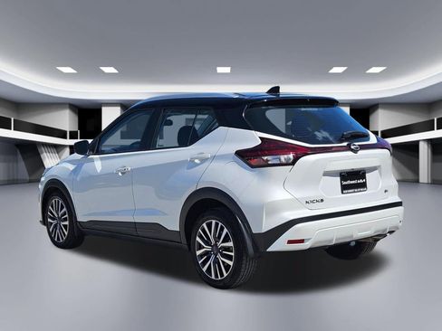 Used 2023 Nissan Kicks SV FWD image 3