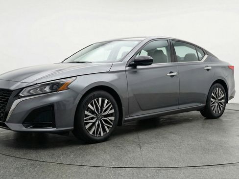 Used 2025 Nissan Altima 2.5 SV image 3