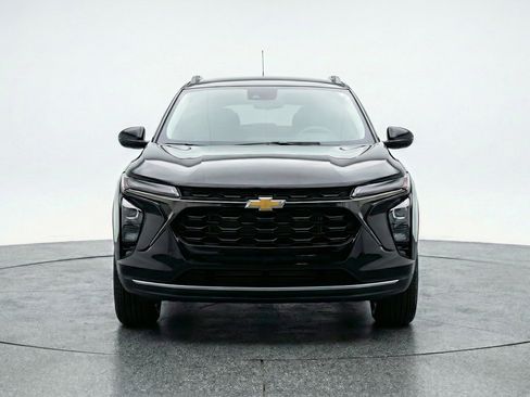 Used 2025 Chevrolet Trax LT image 2