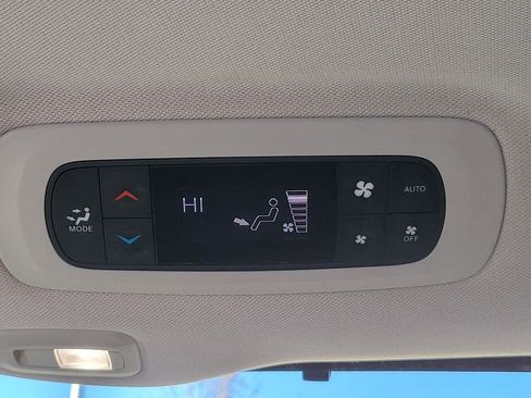 Used 2018 Chrysler Pacifica Limited image 16