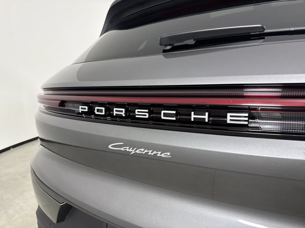 Certified 2024 Porsche Cayenne AWD/4WD image 18