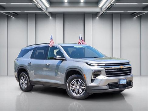 Used 2024 Chevrolet Traverse LT image 1