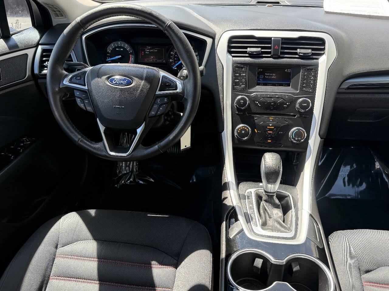 Used 2015 Ford Fusion SE w/ Equipment Group 201A FWD image 7