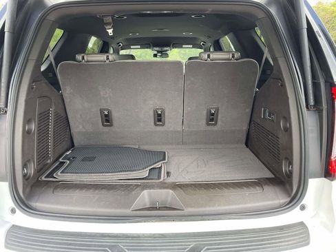 Used 2023 GMC Yukon SLT w/ SLT Luxury Package image 10