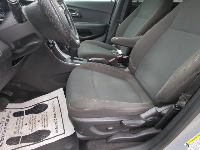 Used 2022 Chevrolet Trax LS w/ Tint and Cruise Package AWD/4WD image 10