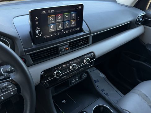 Certified 2024 Honda Pilot Touring image 17