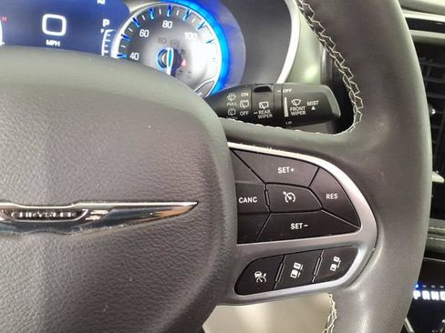 Used 2023 Chrysler Pacifica Touring-L AWD/4WD image 22