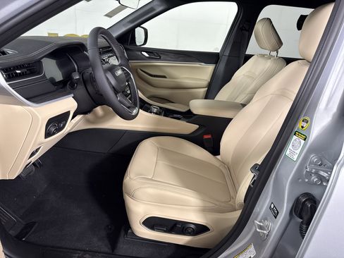 New 2025 Jeep Grand Cherokee Limited image 12