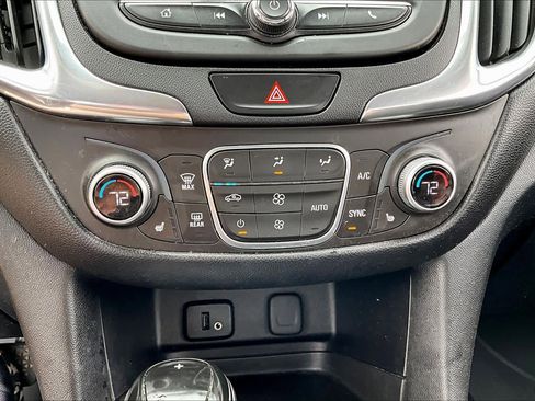 Used 2018 Chevrolet Equinox LT FWD image 30