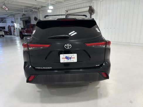 Used 2021 Toyota Highlander XLE FWD image 4