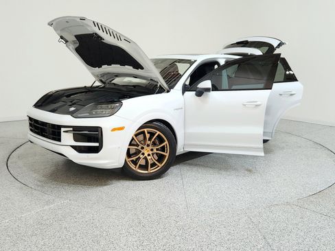 Used 2024 Porsche Cayenne S image 6