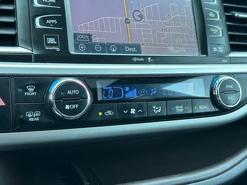 Used 2015 Toyota Highlander Limited AWD/4WD image 22