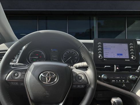 Used 2024 Toyota Camry SE FWD image 3