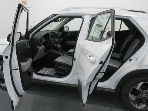 New 2025 Hyundai Venue SEL image 30