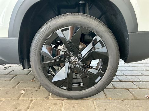 New 2026 Volkswagen Taos SE image 48