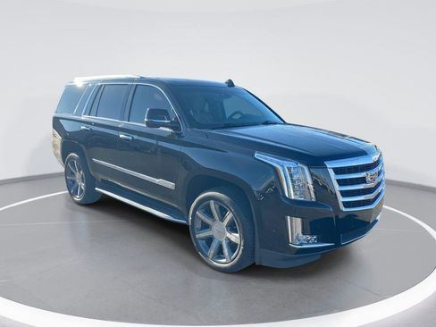 Used 2017 Cadillac Escalade Luxury image 1