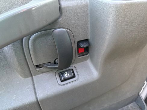 Used 2017 Chevrolet Express 2500 Extended RWD image 15