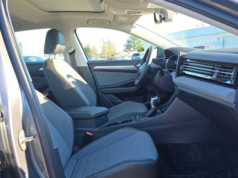 Used 2025 Volkswagen Jetta SE image 11