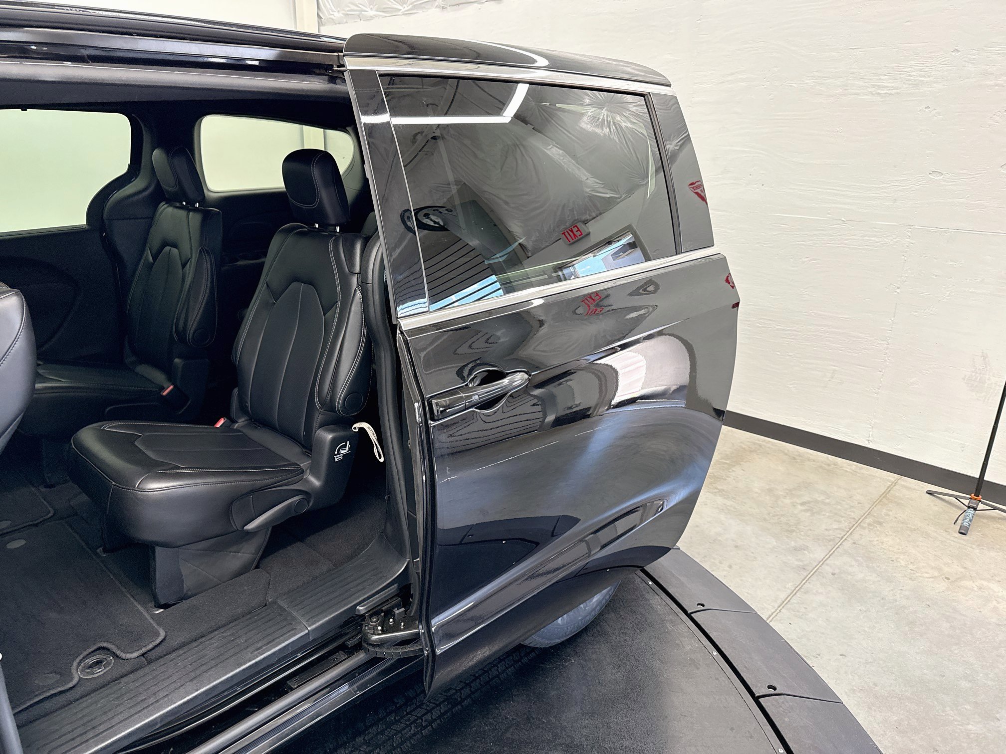 Used 2025 Chrysler Pacifica Select FWD image 25