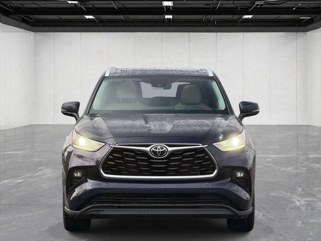Used 2023 Toyota Highlander Limited AWD/4WD image 2
