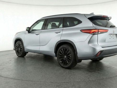 Used 2025 Toyota Highlander XSE image 6