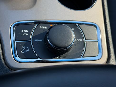 Used 2015 Jeep Grand Cherokee Limited image 25